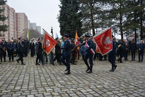 Na zdjęciu policjanci wchodzący w skład sztandaru Komendy Powiatowej Policji w Będzinie na dworze.