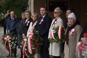 Na zdjęciu przedstawiciele samorządowi z kwiatami.