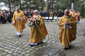 Na zdjęciu przedstawiciele duchowieństwa składają kwiaty.