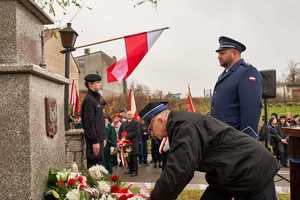 Na zdjęciu Komendant Komisariatu Policji w Sławkowie podczas składnia kwiatów przy pomniku wraz z przedstawicielem Straży Miejskiej