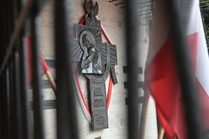 Na zdjęciu zbliżenie na tablicę, gdzie składane były wiązanki kwiatów podczas Dnia Niepodległości w Będzinie.