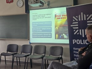 Na zdjęciu wyświetlana prezentacja na projektorze w związku z prowadzonymi prelekcjami o zdrowiu i skutkach zażywania narkotyków i dopalaczy.