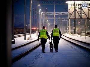 Na zdjęciu policjant oraz funkcjonariusz Straży Ochrony Kolei podczas patrolu sieci kolejowej.