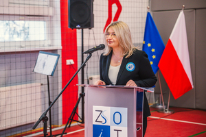 Na zdjęciu przemawiająca Pani Dyrektor podczas uroczystości.