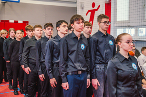 Na zdjęciu ustawieni uczniowie oddziału mundurowego na sali gimnastycznej.