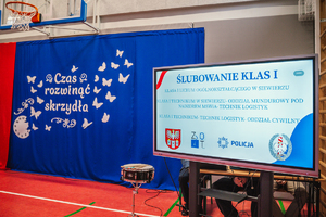Na zdjęciu dekoracja podczas ślubowania oraz telewizor wyświetlający informację o ślubowaniu klas I