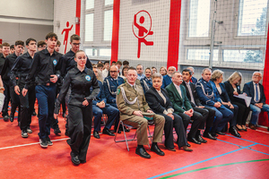 Na zdjęciu uczniowie klasy mundurowej przechodzą obok zaproszonych gości.