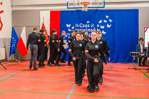 Na zdjęciu uczniowie klasy mundurowej maszerują.