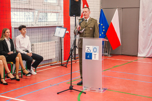 Na zdjęciu przemawiający przedstawiciel Straży Granicznej .