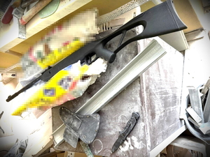 Na zdjęciu wiatrówka oraz nóż bojowy.