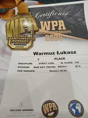 Na zdjęciu dyplom i medal jednego z będzińskich policjantów.