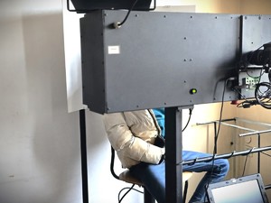 Na zdjęciu mężczyzna podczas wykonywanego na komendzie zdjęcia sygnalitycznego.