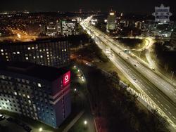 Zdjęcie widoku na miasto z lotu ptaka.