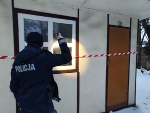 Na zdjęciu dzielnicowy kontrolują altanę na ogródkach działkowych