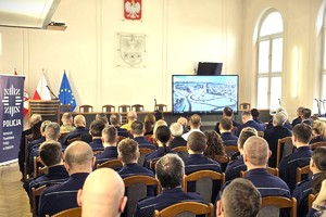 Zdjęcie grupowe przedstawiające zgromadzonych policjantów i zaproszonych gości w sali sesyjnej Starostwa Powiatowego w Będzinie.
