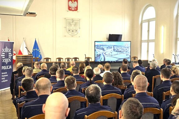 Zdjęcie grupowe przedstawiające zgromadzonych policjantów i zaproszonych gości w sali sesyjnej Starostwa Powiatowego w Będzinie.