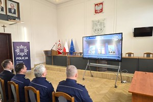 Na zdjęciu widoczni Z-ca Komendanta Wojewódzkiego Policji w Katowicach oraz Komendanci Powiatowi i Starosta Będziński podczas oglądania prezentacji video.