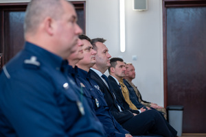 Na zdjęciu w pierwszym rzędzie siedzący Komendant Powiatowy Policji w Będzinie, jego zastępca, Zastępca Komendanta Wojewódzkiego Policji w Katowicach i zaproszeni goście.