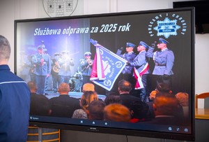 Na zdjęciu zbliżenie na telewizor podczas odprawy służbowej.