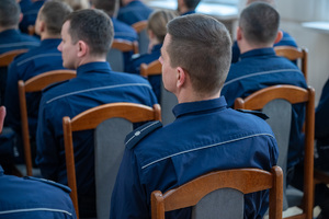 Zdjęcie grupowe przedstawiające zgromadzonych policjantów podczas odprawy rocznej.
