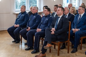 Zdjęcie grupowe przedstawiające zgromadzonych Komendantów Policji oraz Starostę Będzińskiego w pierwszym rzędzie w sali sesyjnej Starostwa Powiatowego w Będzinie.
