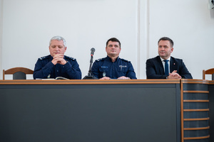 Na zdjęciu siedzący podczas odprawy służbowej od lewej strony Zastępca Komendanta Wojewódzkiego Policji w Katowicach, Zastępca Komendanta Powiatowego Policji w Będzinie, Starosta Będziński
