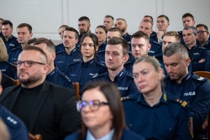 Zdjęcie grupowe przedstawiające zgromadzonych policjantów i zaproszonych gości w sali sesyjnej Starostwa Powiatowego w Będzinie.