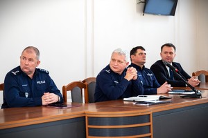 Na zdjęciu siedzący Komendant Powiatowy Policji w Będzinie, Zastępca Komendanta Wojewódzkiego Policji w Katowicach, Zastępca KOmendanta Powiatowego Policji w Będzinie i Starosta Będzińśki.