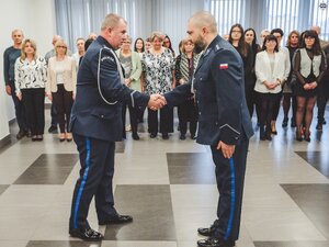 Na zdjęciu dowódca uroczystości składa meldunek Komendantowi Powiatowemu Policji w Będzinie