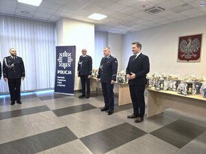 Na zdjęciu Komendant Powiatowy Policji w Będzinie przemawia przy Staroście Będzińskim podczas Obchodów Dnia Służby Cywilnej.