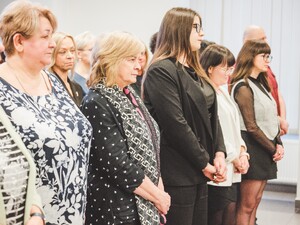 Zdjęcie grupowe pracowników cywilnych podczas uroczystości z okazji Święta Służby Cywilnej