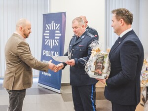 Komendant Powiatowy Policji w Będzinie oraz Starosta Będziński wyróżniają pracowników z okazji Święta Służby Cywilnej