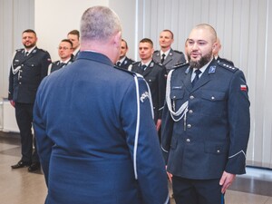 Na zdjęciu dowódca uroczystości składa meldunek Komendantowi Powiatowemu Policji w Będzinie na zakończenie uroczystości.