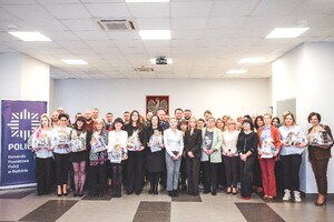 Zdjęcie grupowe z okazji Święta Służby Cywilnej organizowane w będzińskiej komendzie.