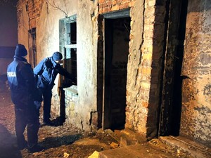 Na zdjęciu dzielnicowi dokonują kontroli pustostanów.