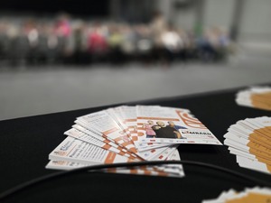 Na zdjęciu zbliżenie na ustawione ulotki na stole dotyczące kampanii #ZnamTeNumery