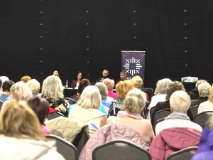 Na zdjęciu grupa seniorów podczas prowadzonych przez policjantów wykładów.