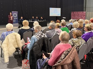 Na zdjęciu Dyrektor Banku PKO występuje przed grupą seniorów.