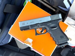 Na zdjęciu pistolet.