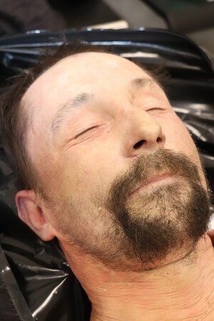 Zdjęcie twarzy zmarłego mężczyzny.