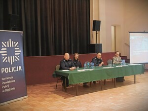 Zdjęcie grupowe przedstawiające prelegentów debaty dla seniorów.