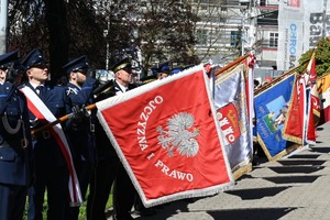 Na zdjęciu ustawione poczty sztandarowe podczas uroczystości. Na pierwszym planie sztandar policyjny.