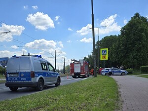 Zdjęcie z miejsca zdarzenia, na którym widać samochody służbowe przy przejściu dla pieszych.