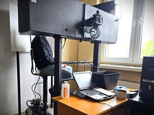 Na zdjeciu zatrzymany podczas wykonywanego zdjęcia sygnalitycznego.
