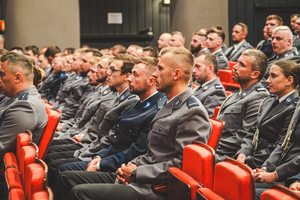 Zdjęcie grupowe w teatrze przedstawiające policjantów na widowni.