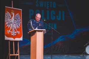 Na zdjęciu przemawiający w teatrze Komendant Powiatowy Policji w Będzinie inspektor Marcin Lemański.
