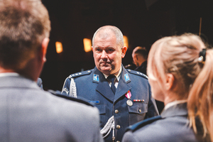 Na zdjęciu Komendant Powiatowy Policji w Będzinie składa gratulację mianowanym policjantom.