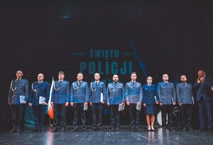 Zdjęcie grupowe w teatrze przedstawiające policjantów występujących do mianowania na scenie z Prezydentem Miasta Będzina.