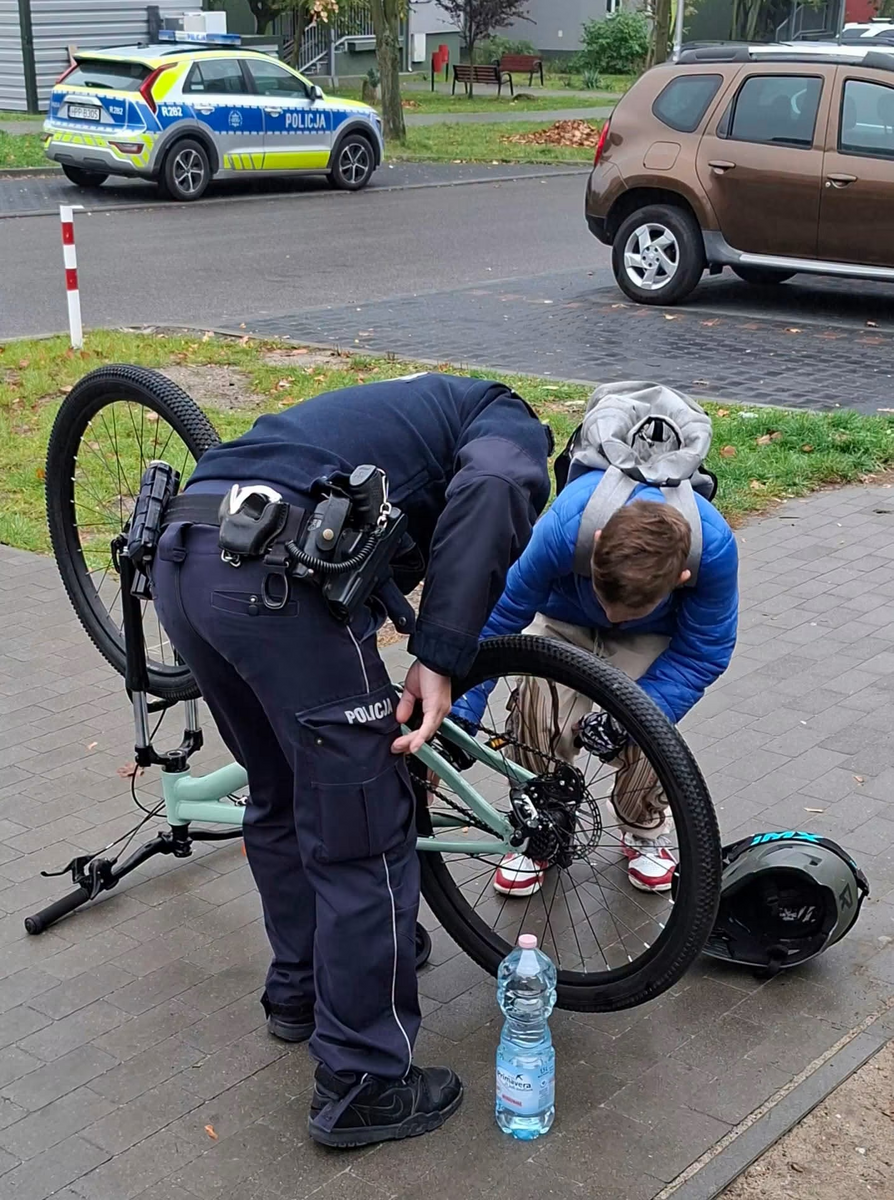 Dzielnicowy pomógł młodemu rowerzyście w Będzinie